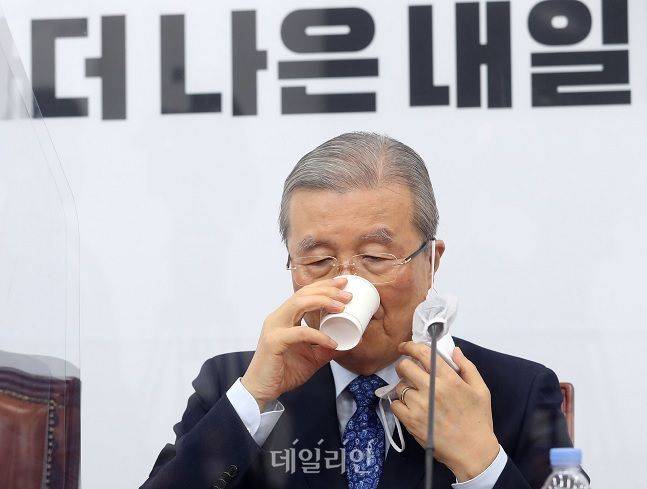 김종인 국민의힘 비상대책위원장이 25일 오전 서울 여의도 국회에서 열린 비상대책위원회의에서 모두발언 후 물을 마시고 있다.ⓒ데일리안 박항구 기자