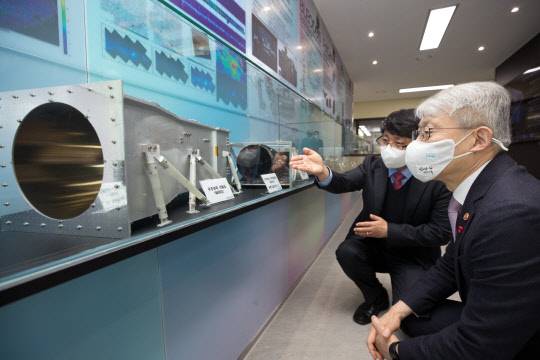 최기영 과기정통부 장관이 25일 대전 천문연에서 열린 '제3회 과학기술 미래포럼' 참석에 앞서 천문연이 개발한 우주관측 망원경에 대한 설명을 듣고 있다. 과기정통부 제공