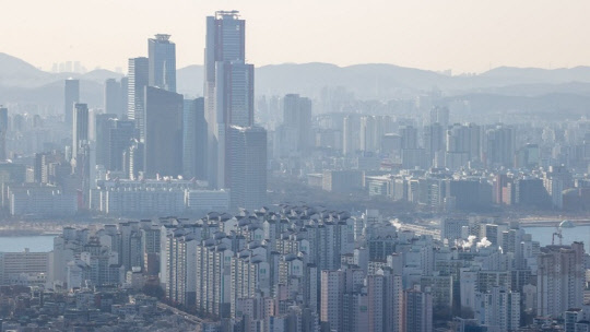 서울 남산에서 바라본 시내 아파트 단지 및 고층 빌딩 전경. <연합뉴스>