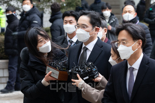 이재용 삼성전자 부회장이 지난 18일 서울 서초동 서울고등법원에서 열리는 국정논단 관련 파기환송심 선고 공판에 출석하고 있다. 박동욱기자 fufus@