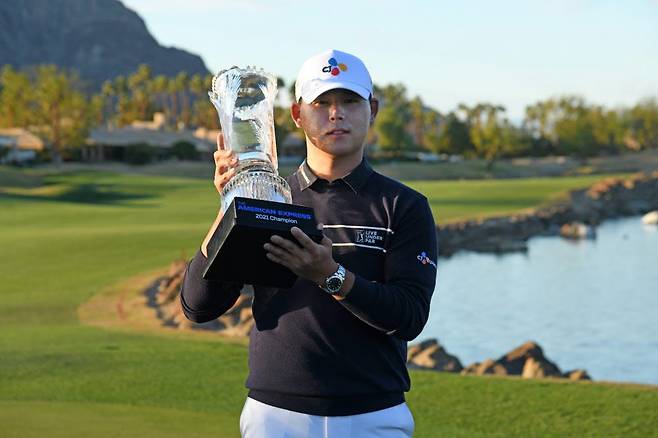 김시우가 미국프로골프(PGA)투어 아메리칸 익스프레스 우승컵을 들어올리며 미소를 짓고 있다. 김시우는 이번 우승으로 3년 8개월 만에 통산 3승을 거머쥐었다.