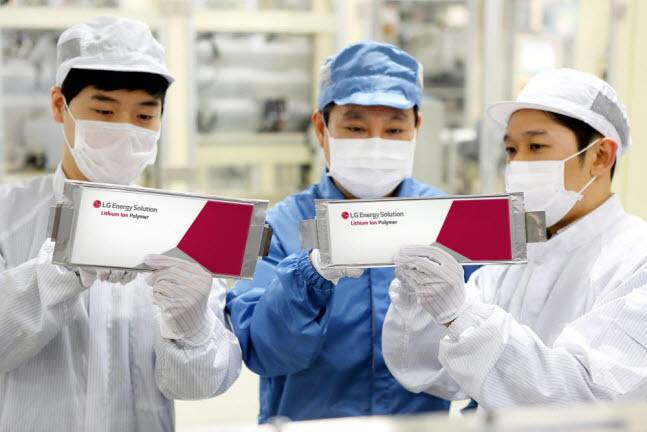 LG에너지솔루션 연구원들이 배터리셀을 살펴보고 있다.