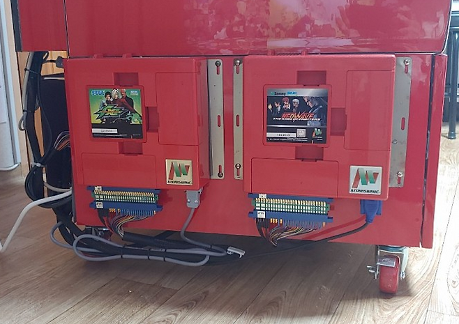 (좌측에 게임기 2개를 장착했다!)