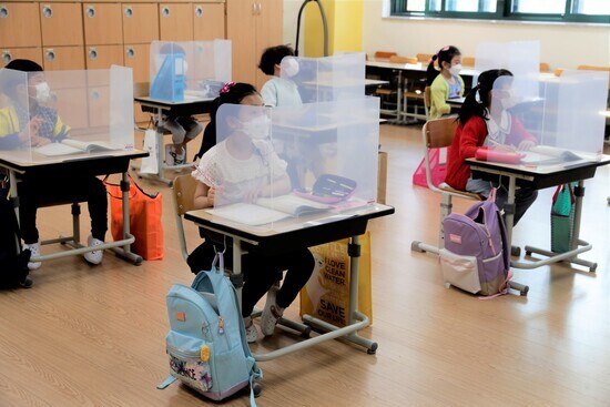 지난해 5월27일 경기도의 한 초등학교 1학년 학생들이 칸막이가 세워진 책상에서 수업을 듣고 있다. 김명진 기자 littleprince@hani.co.kr