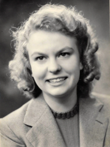 자닌 더흐레이프는 2차대전 전시 유럽 연합군 공군 추락기 낙오병들을 구출해 본국으로 피신시킨 레지스탕스 그룹 '코밋 라인'의 최연소 요원으로서 만 4년간 300여 명의 목숨을 구했다. 스스로 목숨을 걸고 그 일을 해낸 요원은 대부분 여성이었고, 무명이었다. 맨 위 사진은 전후 미국 정부 공훈 메달을 받는 모습. 가족 사진, 위키피디아.