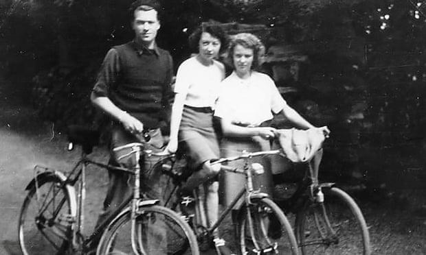 더흐레이프 일가는 '코밋 라인'의 핵심인 파리 이남 탈출루트를 구축한 주역이었고, 어머니 엘비어는 남부지역 책임자였다. 1944년 프랑스 바스크 앙글레 시절의 오빠 프레디, 어머니 엘비어와 자닌(사진 왼쪽부터). 가족사진, 가디언