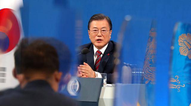 문재인 대통령이 18일 오전 청와대 춘추관에서 온·오프 혼합 방식으로 열린 '2021 신년 기자회견'에서 취재진의 질문에 답변하고 있다. 뉴시스