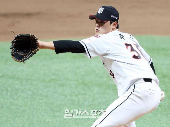 프로야구 2020 KBO 포스트시즌 플레이오프 1차전 kt위즈와 두산베어스의 경기가 9일 오후 서울 고척스카이돔에서 열렸다. 7회초 주권이 구원등판해 공을 던지고 있다. 고척=김민규 기자