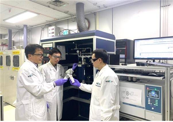 한국화학연구원이 암모니아에서 수소를 생산하는 새로운 촉매를 개발했다. (왼쪽부터) 화학연 화학공정연구본부 채호정 박사, Le Thien An 박사, 김영민 박사. [화학연 제공]