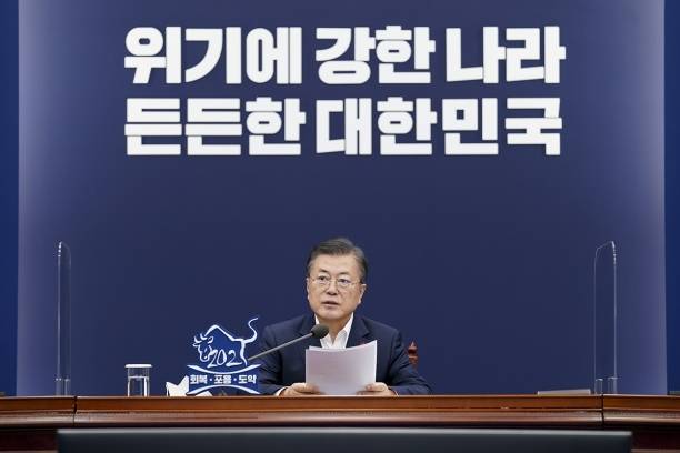 문재인 대통령이 25일 오후 2시 30분 청와대에서 보건복지부, 식품의약품안전처, 질병관리청 등으로부터 새해 업무 보고를 받고 있다. [청와대]