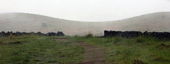 용눈이오름에 안개가 내렸다. 제주 중산간에선 흔한 풍경이다. 10년쯤 전 촬영했다. 손민호 기자