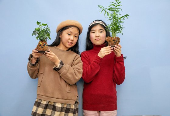 김나원(맨 왼쪽)·김률희 학생기자가 열린체험터 본사를 찾아 공과 동물 모양 토피어리를 만들었다.