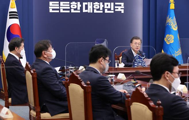 문재인 대통령이 25일 청와대에서 열린 복지부·식약처·질병청 2021년 업무보고에서 발언하고 있다. 연합뉴스