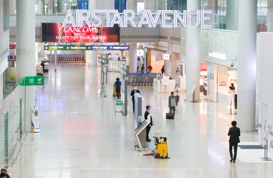 The duty free stores at Incheon International Airport’s Terminal 1 in Incheon on Monday. Lotte and Shilla duty free stores in Incheon Terminal 1 will no longer be operating starting February. The duty free licenses of both retail companies were to expire in August, but were extended for another six months after the new bidders backed out of their contracts due to Covid-19. [YONHAP]