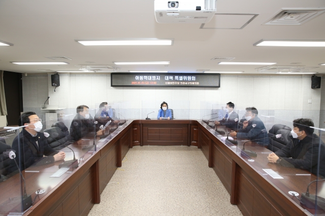 인천 서구의원들이 지난 22일 국공립 어린이집에서 발생한 아동학대 사건에 대응하기위해 '아동학대 방지 대책 특별위원회'를 발족한뒤 의견을 나누고 있다. 인천서구의회 제공