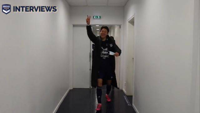 구단 인터뷰 영상에서 멀티골과 승리를 뜻하는 손가락 2개를 펴 보인 황의조. 보르도 트위터 캡처