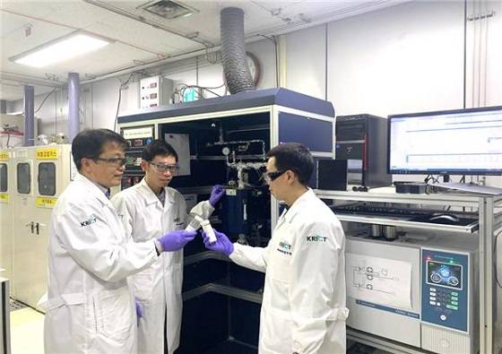 연구팀이 암모니아로부터 수소 생산용 촉매를 들고 있는 모습(좌부터 화학연 화학공정연구본부 채호정 박사, Le Thien An 박사, 김영민 박사)/사진=화학연