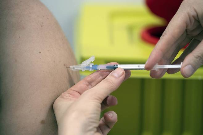 독일 도시 대학 병원에서 의료진이 모더나 제 코로나 19 백신을 주사 놓고 있다.(2021. 1. 18.)/사진제공=AP/뉴시스