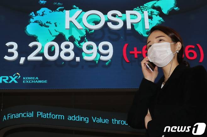 코스피지수가 3,200을 돌파한 25일 서울 영등포구 여의도 한국거래소 전광판에 코스피가 전일대비 68.36(2.18%) 오른 3,208.99를 나타내고 있다./사진=뉴스1