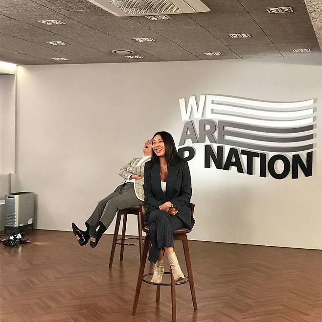 [Newsen reporter Jang Hye-soo]Photos of singers PSY and Jessies warm-hearted appearance have been released.On January 25, PSY posted several photos on her Instagram account.PSY in the photo is sitting side by side with Jessie and smiling brightly.PSY and Jessie put on a suit with a neat hairstyle to create a luxurious atmosphere.Meanwhile, PSYs agency, Pin Nation, belongs to Jessie, Hyun-ah, Dunn, Crush and Hayes.(Photo: PSY Instagram)newsen jang hessuArticles and press release copyrightc Newsen. Unauthorized reprint & redistribution prohibited