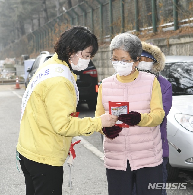 박해수(왼쪽) 시의원이 시민들에게 마스크를 나눠주고 있다 (사진=김천시의회 제공)