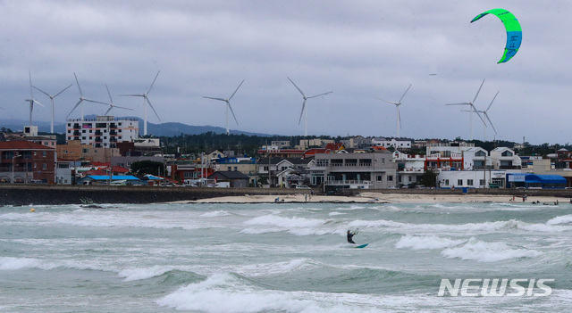 [제주=뉴시스]제주시 구좌읍 김녕리 해변에서 한 레저객이 카이트 서핑을 즐기고 있다. (사진=뉴시스DB)