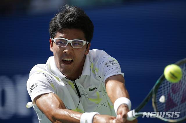 【뉴욕=AP/뉴시스】 정현(한국체대)이 1일(한국시간) 미국 뉴욕주 플러싱 메도의 빌리진 킹 내셔널 테니스센터에서 열린 라파엘 나달(스페인)과의 US오픈 테니스대회 남자 단식 3회전에서 리턴샷을 하고 있다.