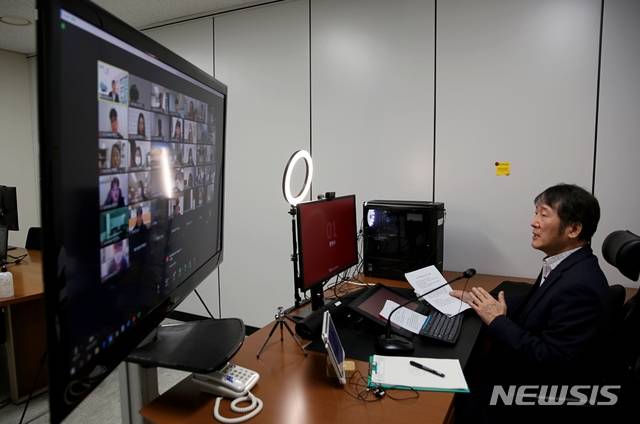 UST 노환진 교육혁신본부장이 25일 비대면으로 진행된 신입생 예비교육식에서 환영사를 하고 있다