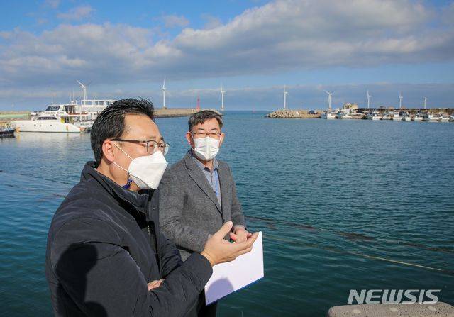 [제주=뉴시스] 고영권 제주 정무부지사가 25일 신창 마리나항으로 조성될 신창항을 돌아보고 있다.(제주도 제공)