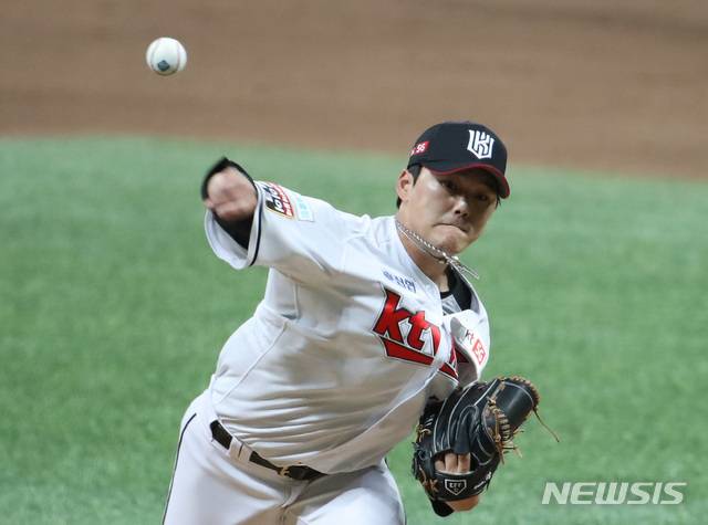 [서울=뉴시스] 조수정 기자 = 9일 오후 서울 구로구 고척스카이돔에서 열리는 '2020 신한은행 SOL KBO 포스트시즌‘ 플레이오프 1차전 두산베어스 대 kt위즈의 경기, 7회초 kt 교체투수 주권이 역투하고 있다. 2020.11.09.  chocrystal@newsis.com