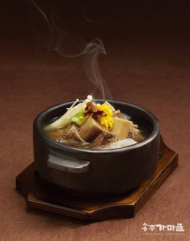 [서울=뉴시스]송추가마골 '뚝배기 갈비탕'