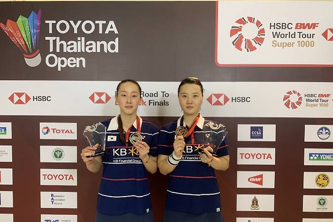 대표팀 내 선의의 경쟁 끝에 은메달을 차지한 여자 복식 이소희(왼쪽)-신승찬. 방콕=협회