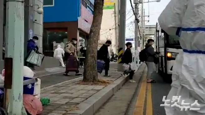 대전시 방역당국이 25일 IEM국제학교 확진자들을 생활치료센터로 이송하고 있다. 고형석 기자