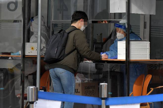 선별진료소를 찾은 시민들이 검사를 받기 위해 접수를 하고 있다. 박종민 기자