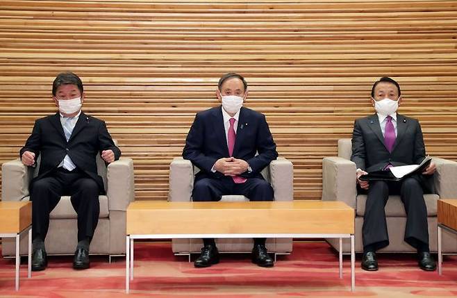 스가 요시히데 일본 총리(가운데) 정권이 코로나19 대응 실패로 아사히신문 여론조사에서 내각 지지율이 자민당 지지율에 밀리는 등 비상이 걸렸다. 사진은 지난 22일 총리 관저에서 열린 각의에 참석한 모테기 도시미쓰 외무상, 스가 총리, 아소 다로 부총리. 도쿄=AP지지연합뉴스