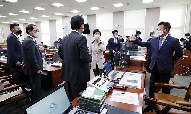 윤호중 국회 법제사법위원장, 더불어민주당 백혜련 간사, 국민의힘 김도읍 간사 등이 25일 국회 법제사법위원회에서 열린 박범계 법무부 장관 후보자 인사청문회에서 오전 질의가 끝난 뒤 언쟁하고 있다. 연합뉴스