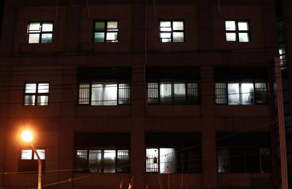 코로나19 무더기 확진자 나온 비인가 교육시설 - 24일 오후 신종 코로나바이러스 감염증(코로나19) 확진자가 무더기로 나온 대전시 중구 대흥동 IEM국제학교에 불이 켜져 있다. 2021.1.24 연합뉴스