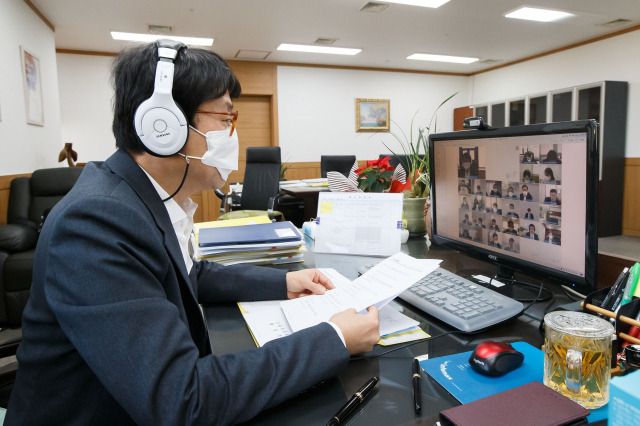 도규상 금융위원회 부위원장이 25일 비대면으로 진행된 제3차 녹색금융 추진 TF 전체회의에서 모두 발언을 하고 있다./사진제공=금융위