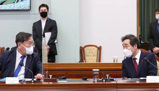 더불어민주당 이낙연 대표(오른쪽)와 김태년 원내대표가 25일 오후 청와대에서 열린 복지부·식약처·질병청 2021년 업무보고에 참석해 있다./연합뉴스