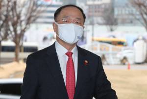 출근하는 홍남기 경제부총리/연합뉴스