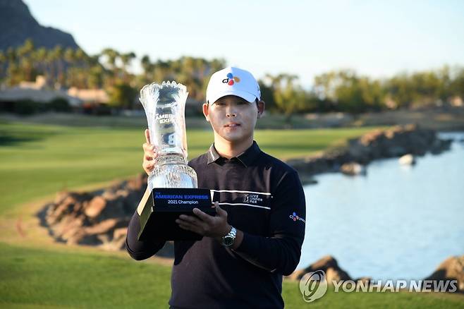 PGA 투어 아메리칸 익스프레스 우승한 김시우 (라킨타 AFP/게티이미지=연합뉴스) 24일(현지시간) 미국 캘리포니아주 라킨타의 PGA 웨스트 스타디움 코스(파72)에서 열린 PGA투어 아메리칸 익스프레스에서 우승한 김시우(26)가 트로피를 들고 있다. 김시우는 이날 4라운드에서 8언더파를 몰아쳐 최종합계 23언더파 265타를 기록해 우승했다. 지난 2017년 5월 플레이어스 챔피언십 제패 이후 3년 8개월 만의 우승이며 개인 통산 3승이다. 우승 상금은 120만6천 달러(약 13억2천731만 원)다. knhknh@yna.co.kr