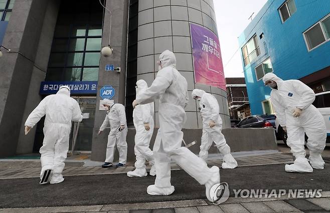 비인가 교육시설 출입통제 (대전=연합뉴스) 김준범 기자 = 25일 오전 대전시 중구 대흥동 IEM국제학교 앞에서 경찰이 출입을 통제하고 있다. 비인가 종교교육시설인 IEM국제학교에서는 전날 127명의 신종 바이러스 감염증(코로나19) 확진자가 나왔다. 2021.1.25 psykims@yna.co.kr