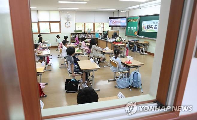 거리 두고 앉은 학생들 [연합뉴스 자료사진]