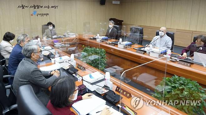 '전 서울시장 성추행 의혹' 관련 인권위 전원위원회 (서울=연합뉴스) 최영애 국가인권위원장과 상임위원들이 25일 서울 중구 국가인권위원회에서 열린 전원위원회를 진행하고 있다.      이날 인권위는 전 서울시장 성희롱 등 직권조사 결과 보고를 의결 안건으로 상정해 논의했다. 2021.1.25 [사진공동취재단] photo@yna.co.kr