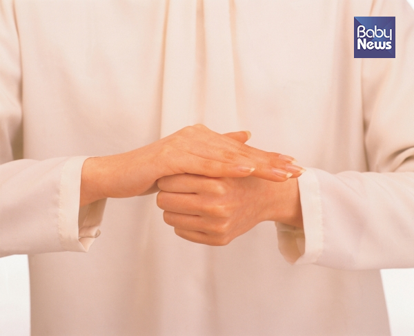 나와 남편은 수어를 쓰고, 우리 아이는 음성 언어를 쓴다. 우리가 서로 주로 쓰는 언어는 달라도 사랑하는데 지장 없다. 사랑에는 때로 언어보다 중요한 것이 분명히 있다. ⓒ베이비뉴스