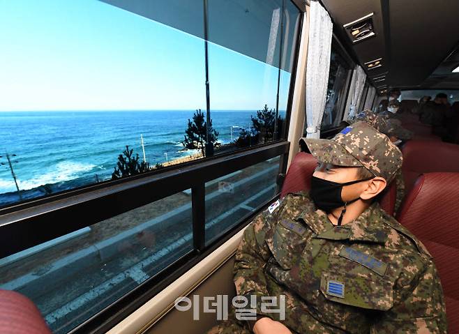 언택트 드라이브 프로그램에 참여한 공군 제18전투비행단 장병들이 동해안의 관광 명소들을 둘러보고 있다. (사진=공군)