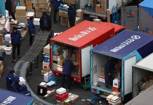 지난 21일 서울시내 한 택배 물류센터에서 노동자들이 물건을 옮겨 싣고 있다.(사진=연합뉴스)