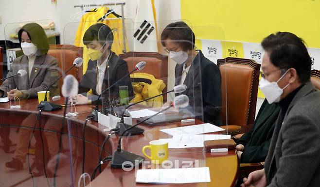 강은미 정의당 원내대표(왼쪽 세번째)가 26일 국회에서 열린 의원총회에서 김종철 전 대표의 성추행 사건에 대해 사과하며 고개를 숙이고 있다. 장혜영 의원은 참석하지 않았다.(사진=노진환 기자)