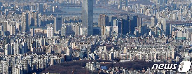 경기도 광주시 남한산성에서 바라본 서울 시내 아파트 단지의 모습. 2021.1.24/뉴스1 © News1 김진환 기자