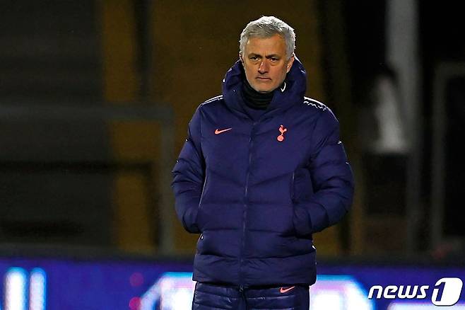 챔피언십 클럽 위컴과의 FA컵 경기를 답답하게 보고 있는 모리뉴 토트넘 감독 © AFP=뉴스1